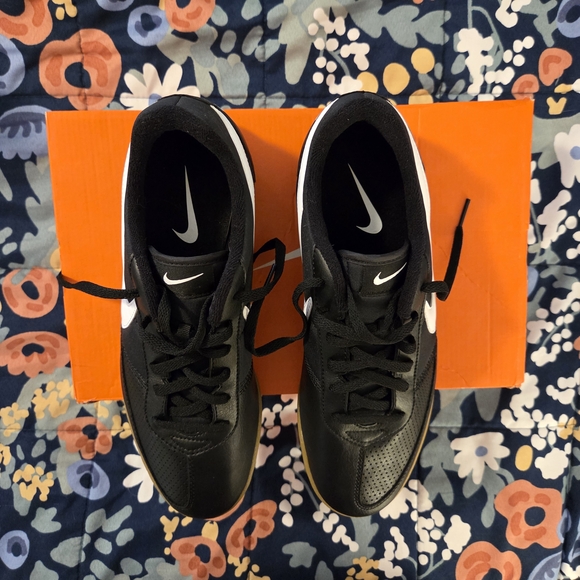 Nike Davinho Black and White Sneaker - Picture 4 of 12